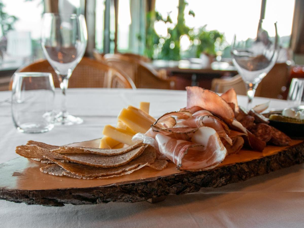 Hotel-Restaurant Le Mont Paisible, 克莱恩 蒙塔纳 外观 照片