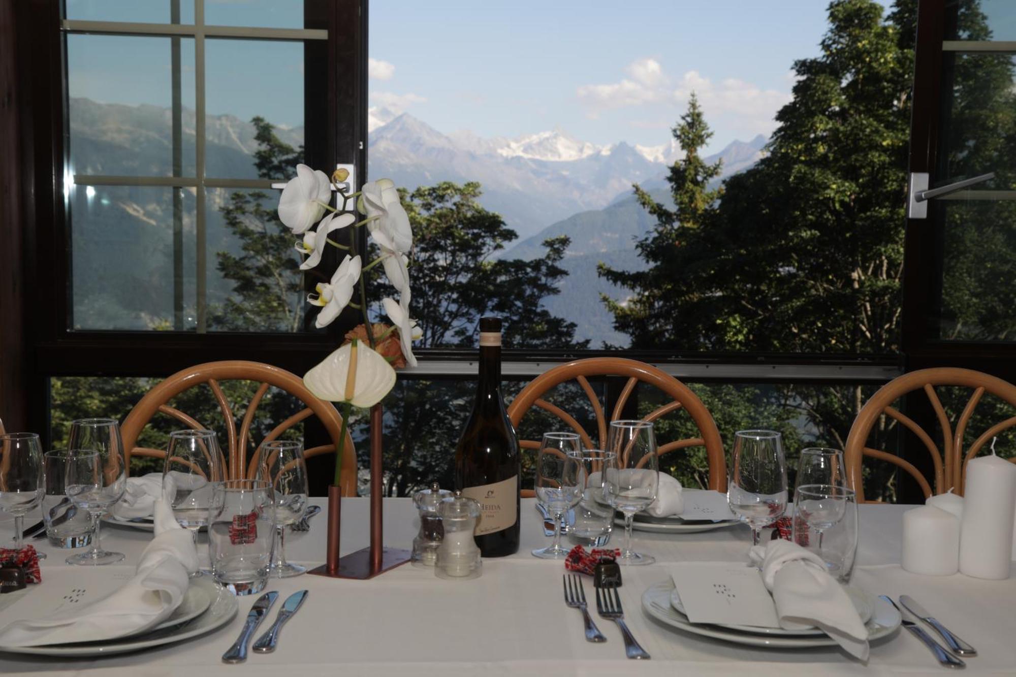 Hotel-Restaurant Le Mont Paisible, 克莱恩 蒙塔纳 外观 照片