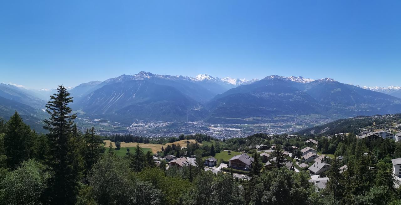 Hotel-Restaurant Le Mont Paisible, 克莱恩 蒙塔纳 外观 照片